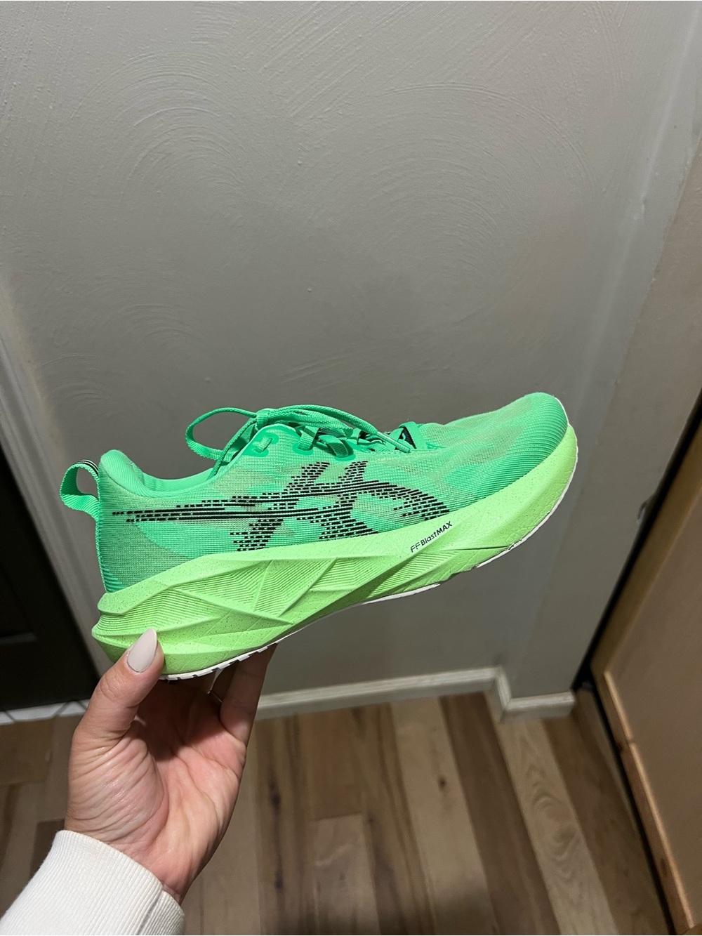 ASICS Novablast 5 Running Shoes Womens 8.5 Green Cushioned Sneakers Athletic - Picture 11 of 11